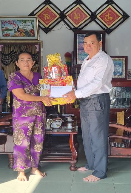 Bí thư huyện uỷ Phú Tân trao quà