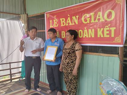 Bàn giao nhà Đại đoàn kết